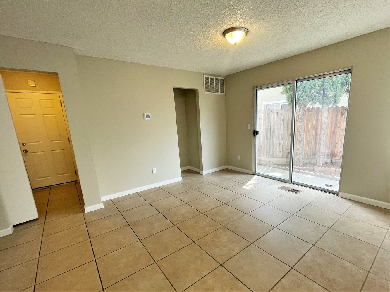 910 Edgewood Cir photo 3