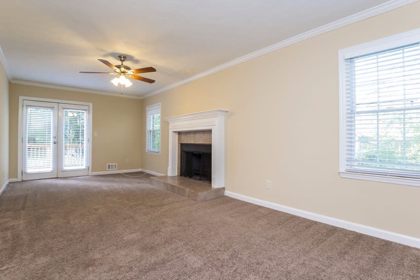 3195 Sharon Cir photo 3