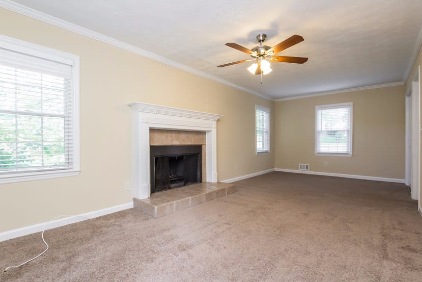 3195 Sharon Cir photo 4