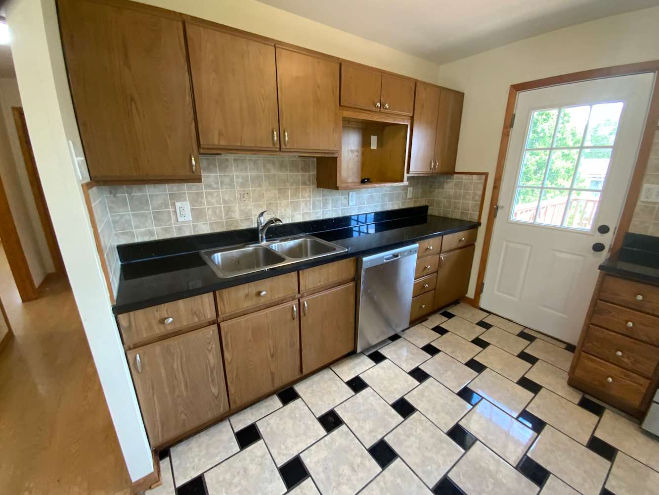 327 Hemlock Ave photo 5