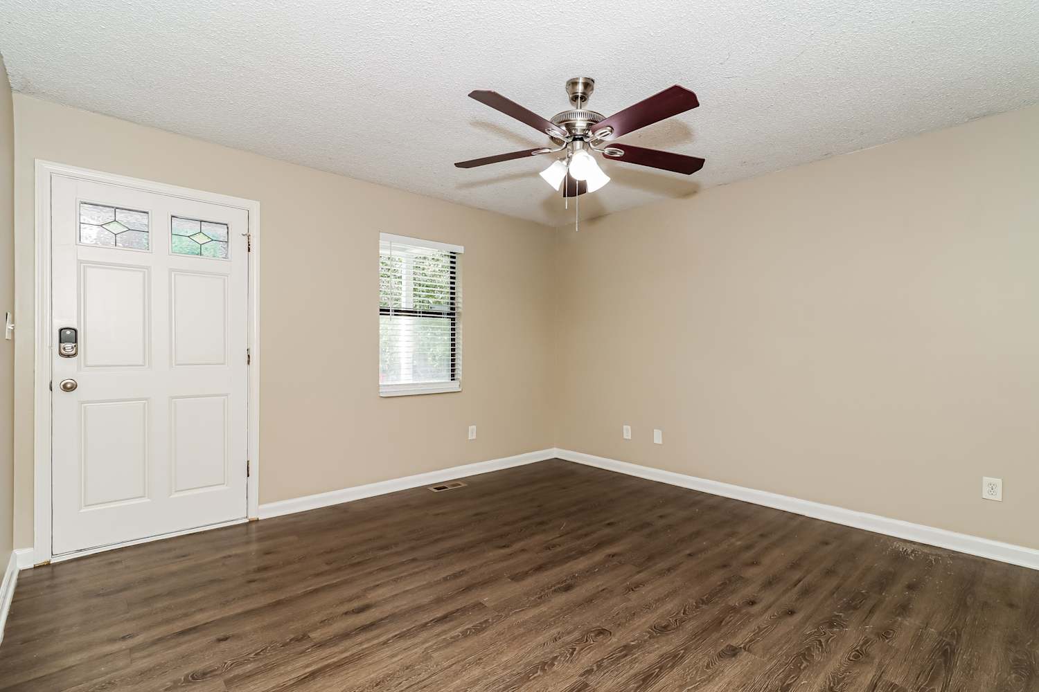 333 Mona Pl photo 4