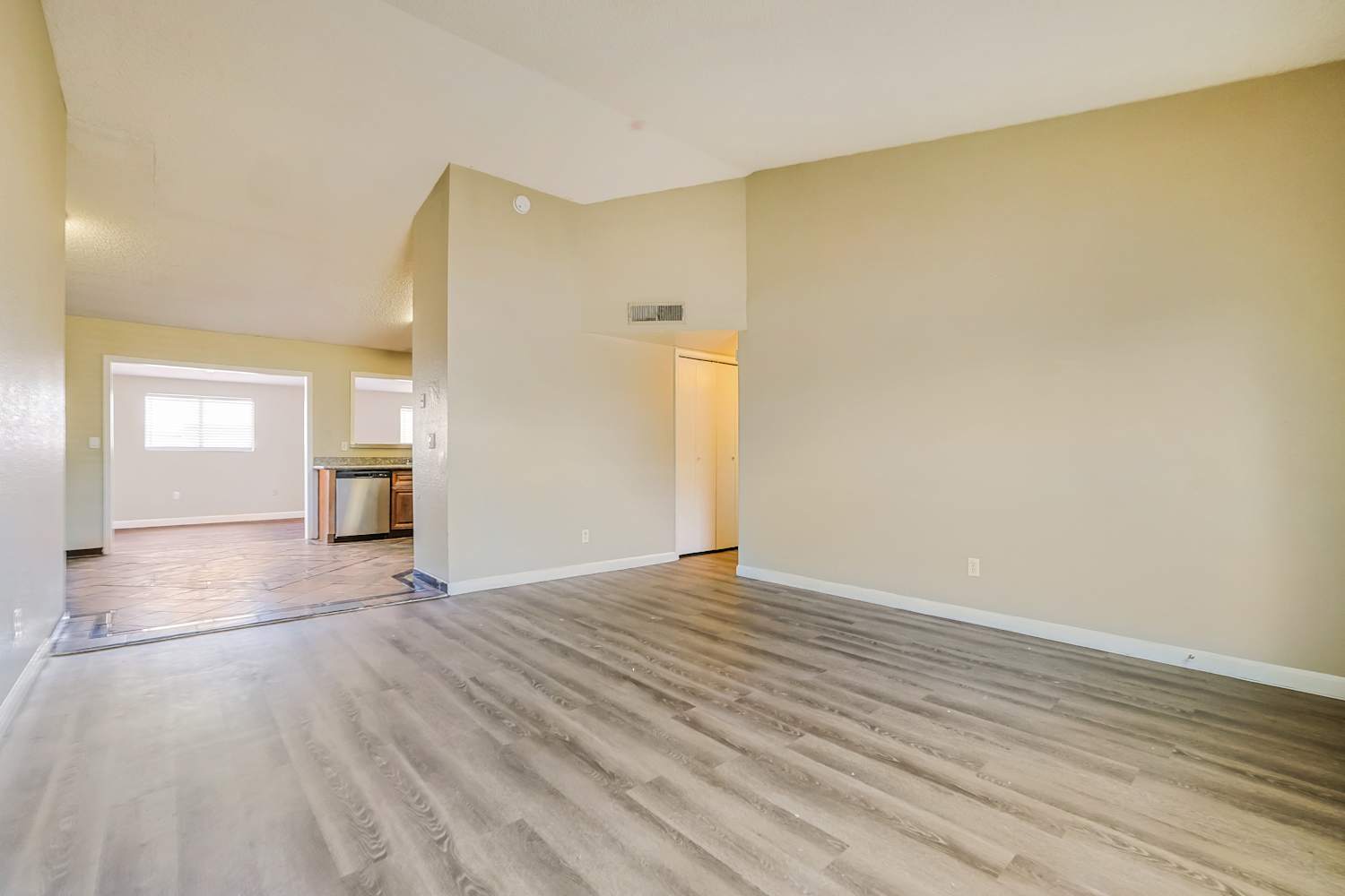 1417 W Curry St photo 4