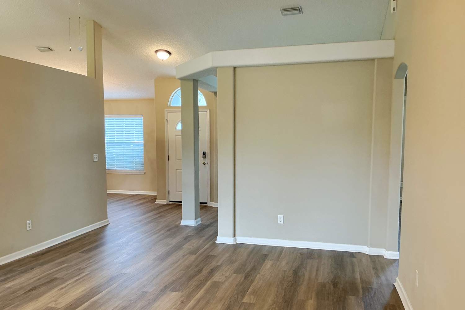 6886 Wall Springs Dr photo 2