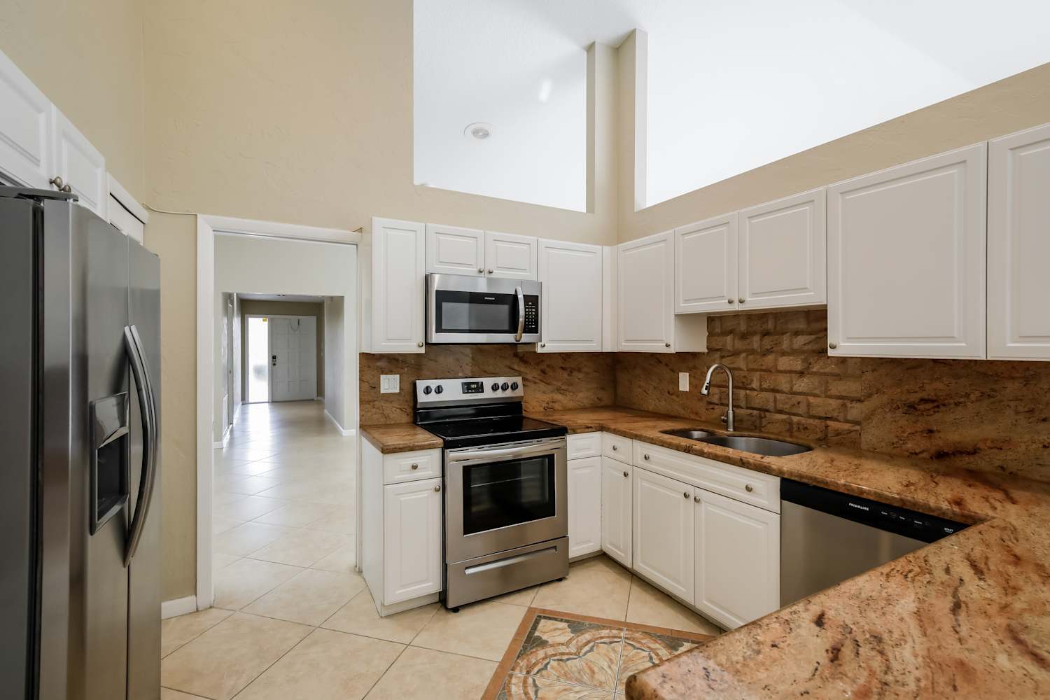 7045 Golf Pointe Cir photo 5