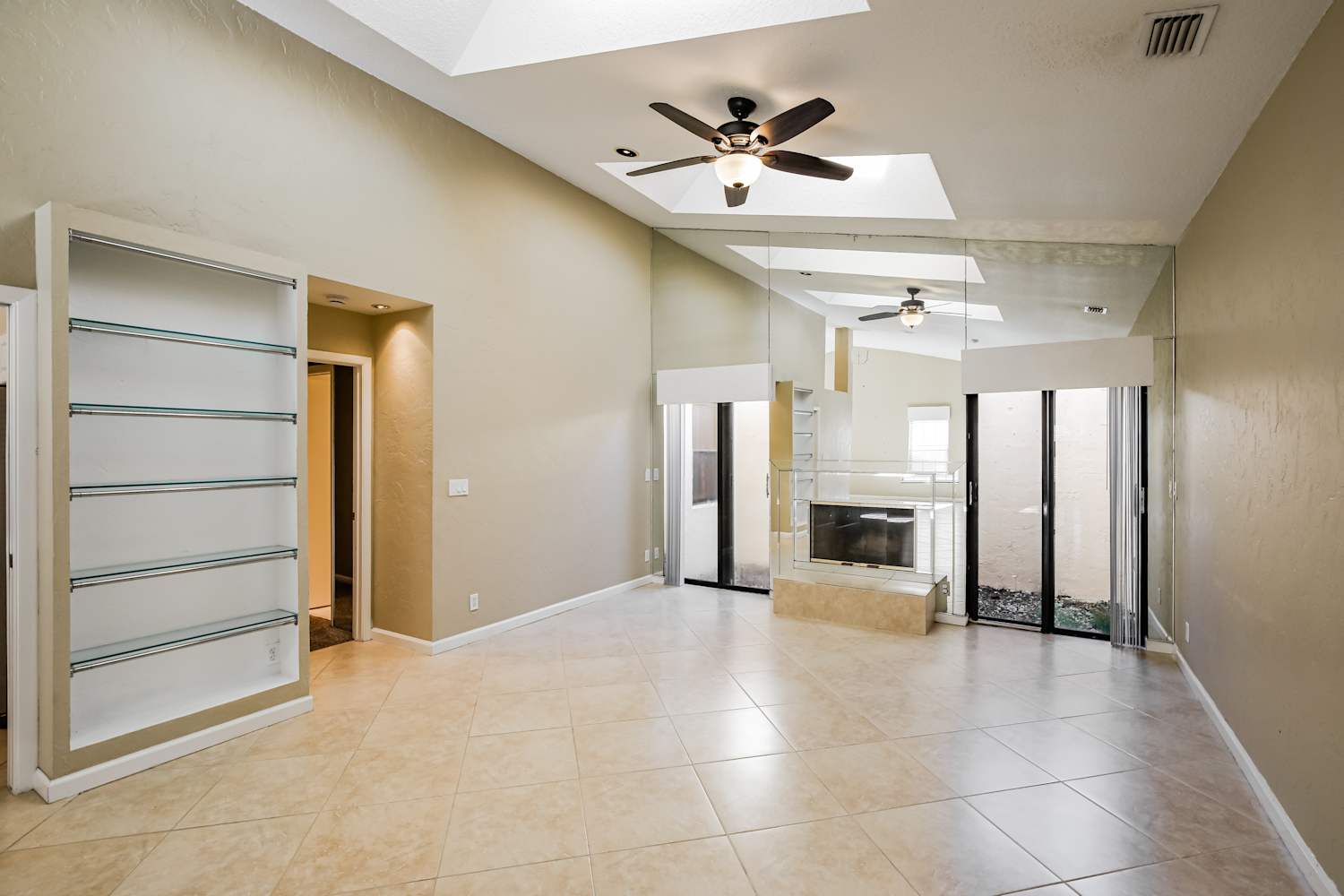 7045 Golf Pointe Cir photo 3