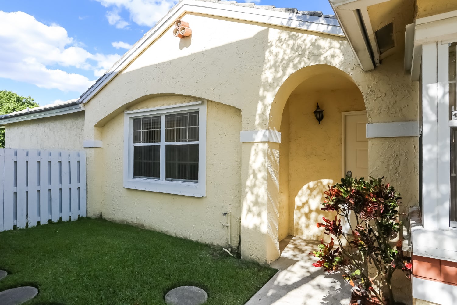 9913 NW 9th Ct photo 2