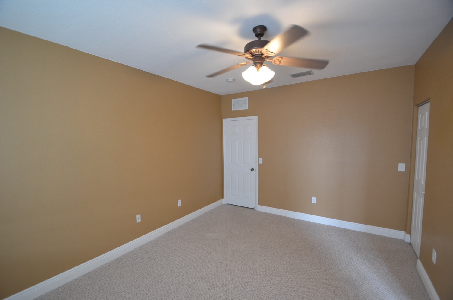 7909 Catalina Cir photo 4