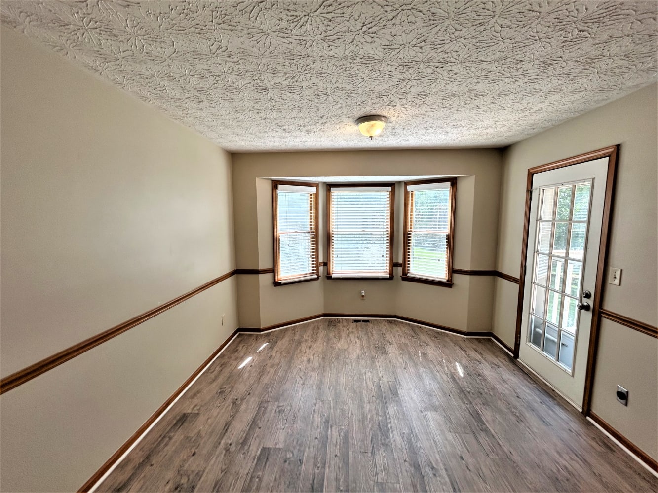 2252 Chateau Dr photo 5