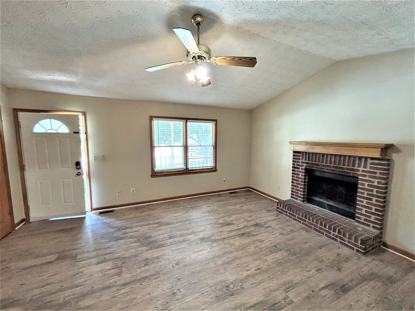 2252 Chateau Dr photo 2