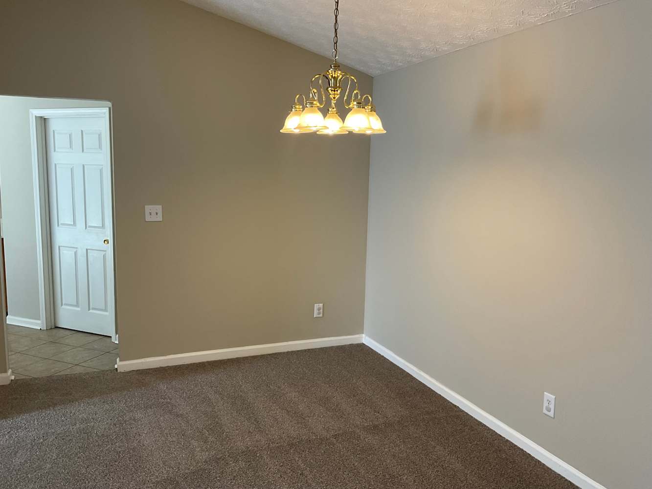 5290 Hillcrest Glenn Dr photo 2