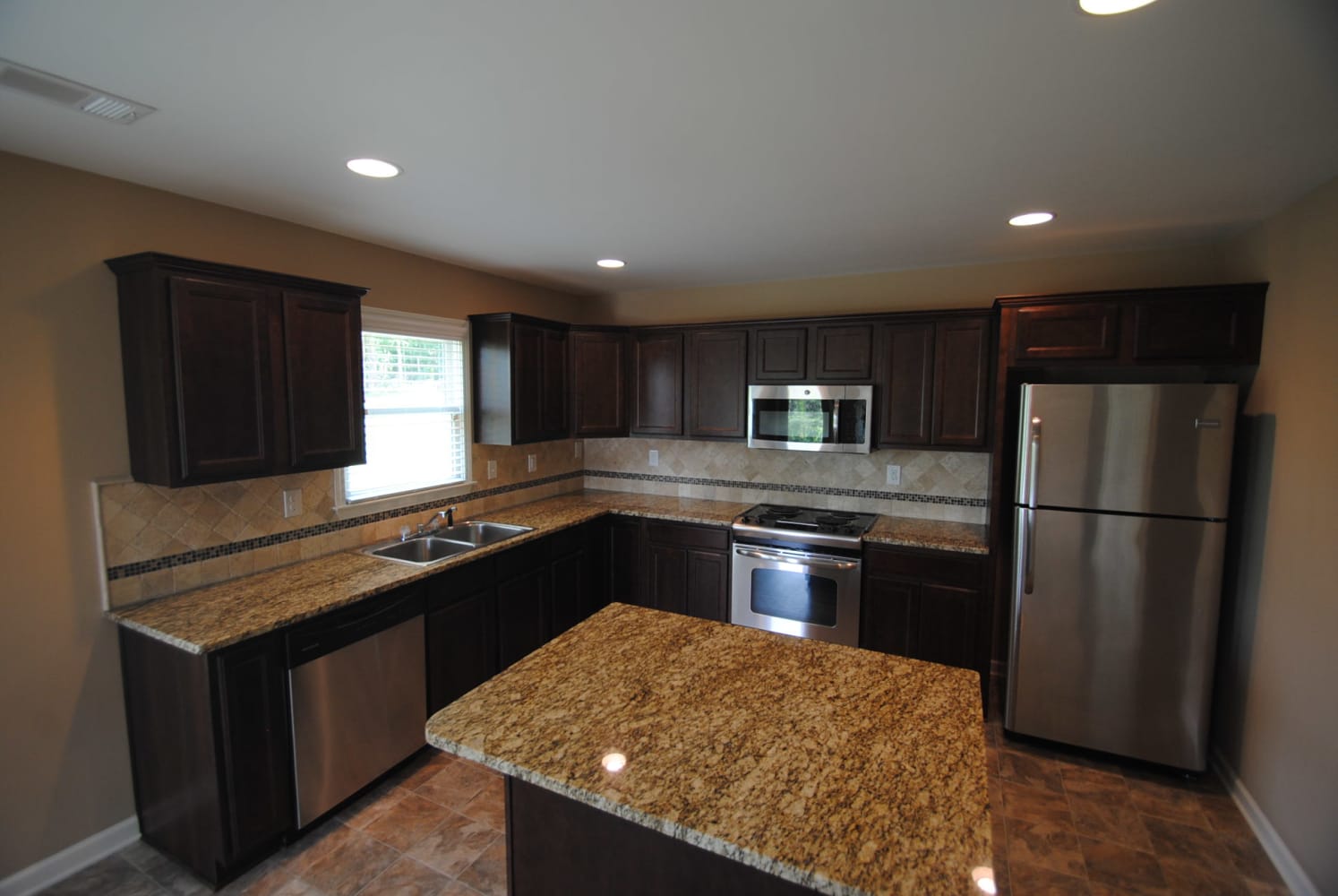116 Covington Dr photo 4
