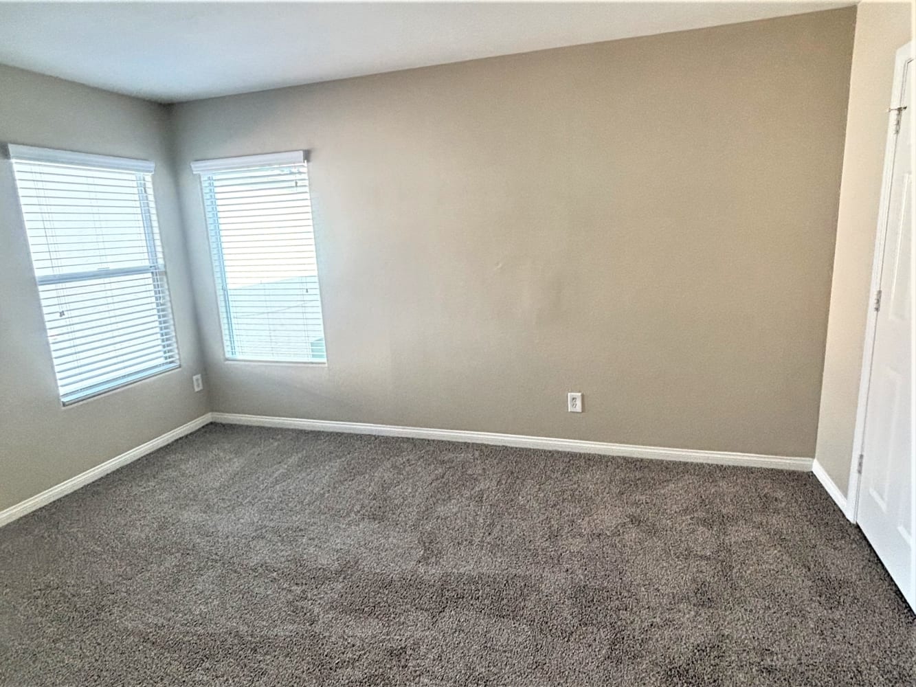 1152 Golden Apple St photo 4