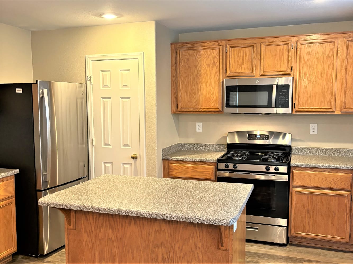1152 Golden Apple St photo 2