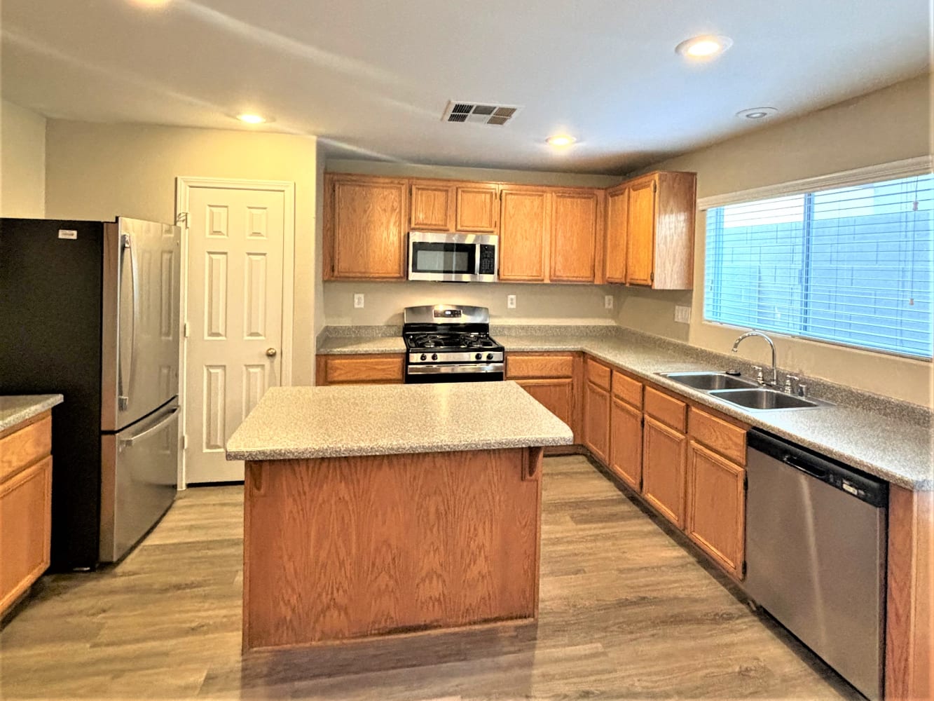 1152 Golden Apple St photo 3