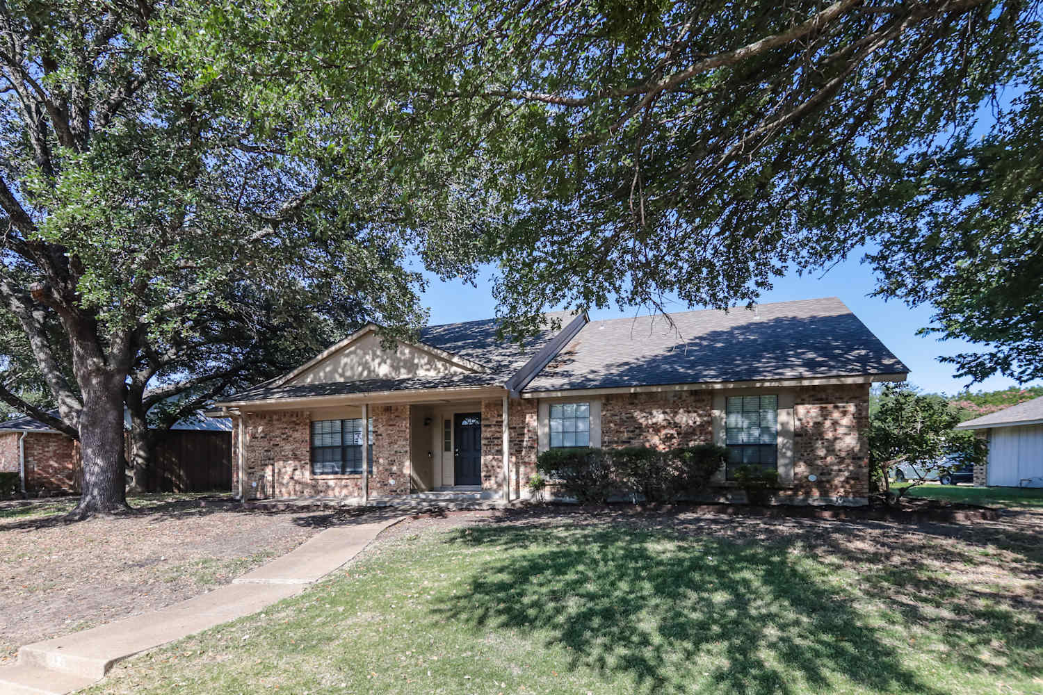 421 Kingsbridge Dr photo 3