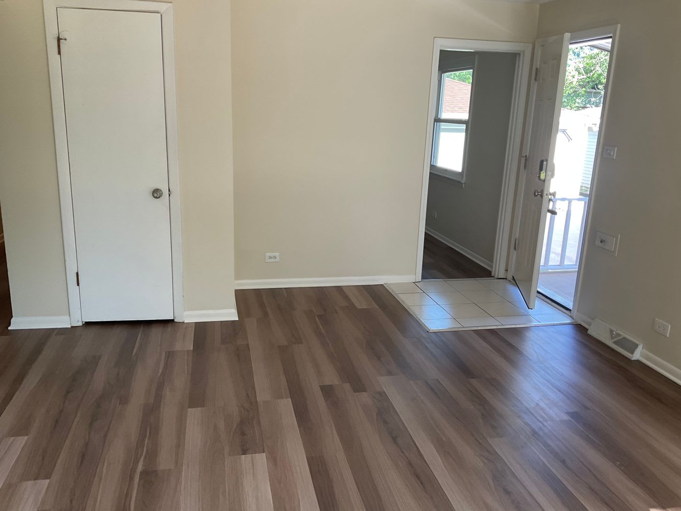 423 N Park Dr photo 2