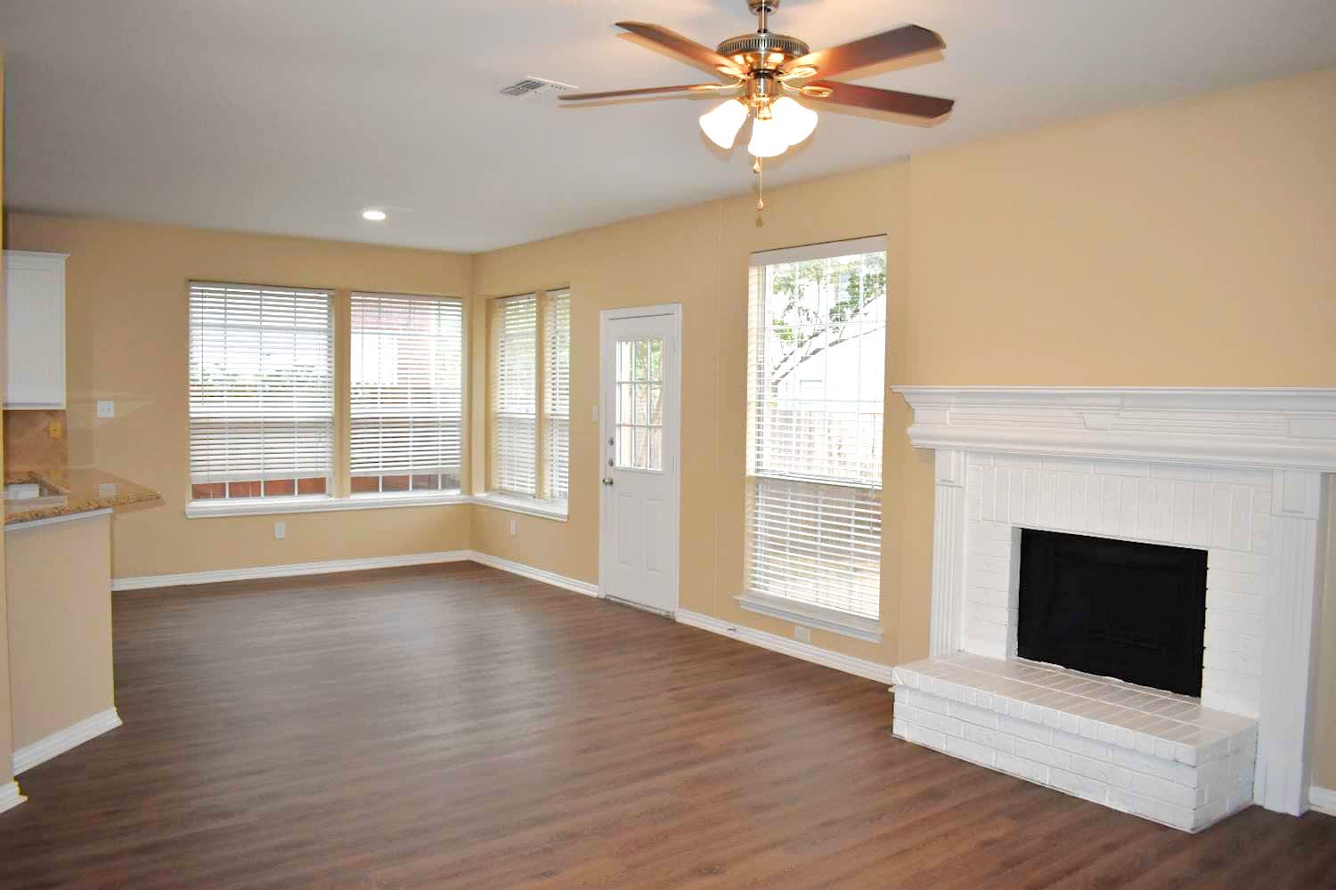 4634 Lincolnshire Dr photo 3