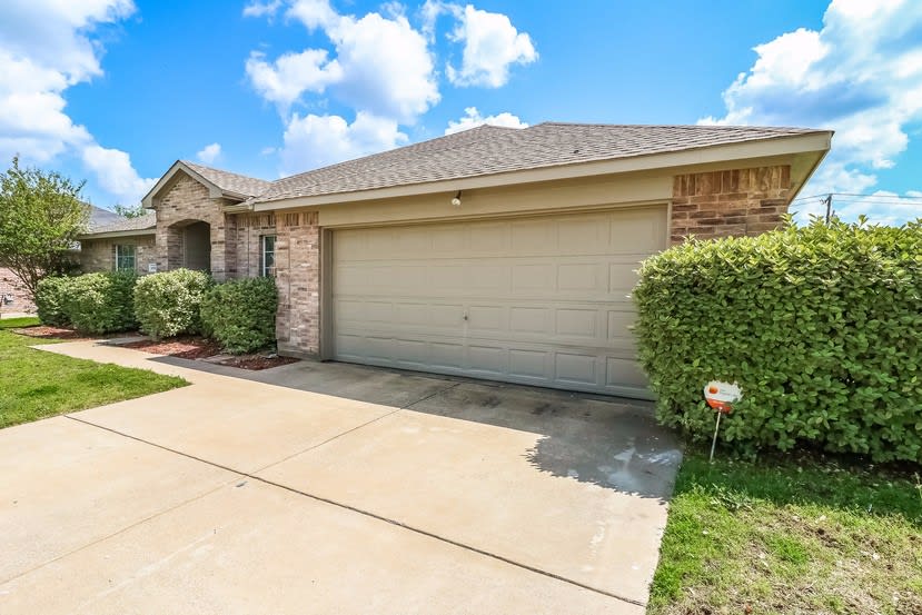4808 Bluebird Ln photo 2