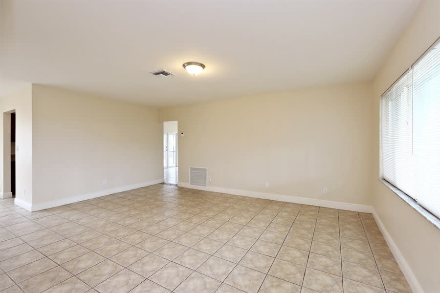 4904 SW 90th Ave photo 3