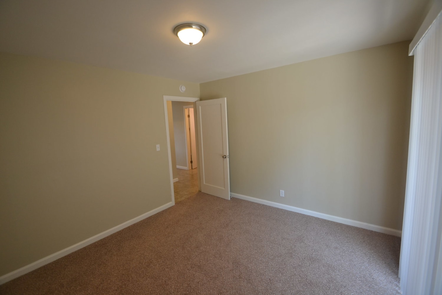 301 Dimaggio Ave photo 5