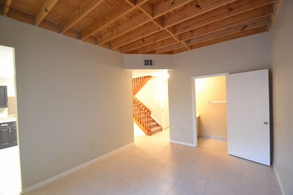 531 NW 207th Ter photo 4
