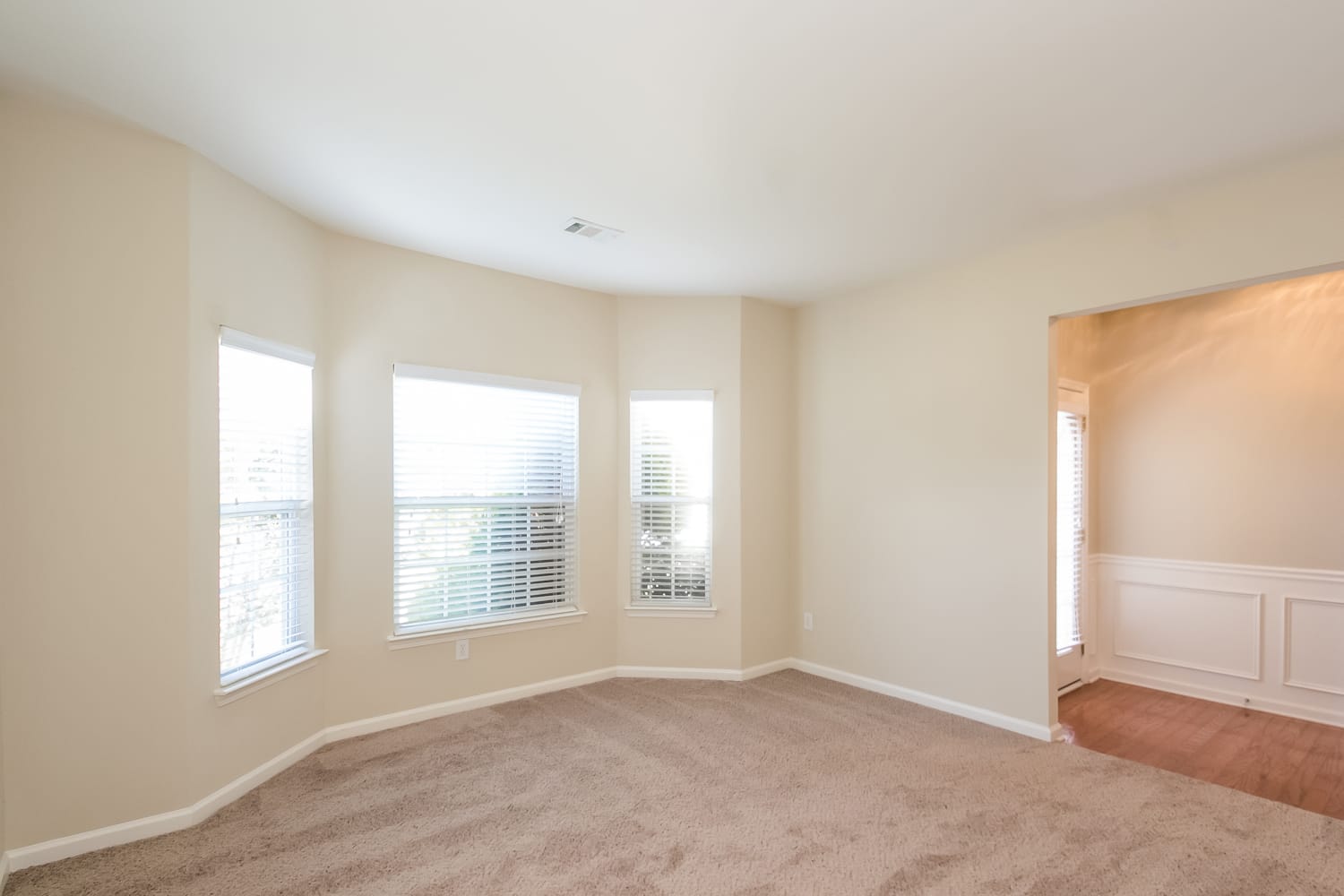 330 Fairpointe Pl photo 2