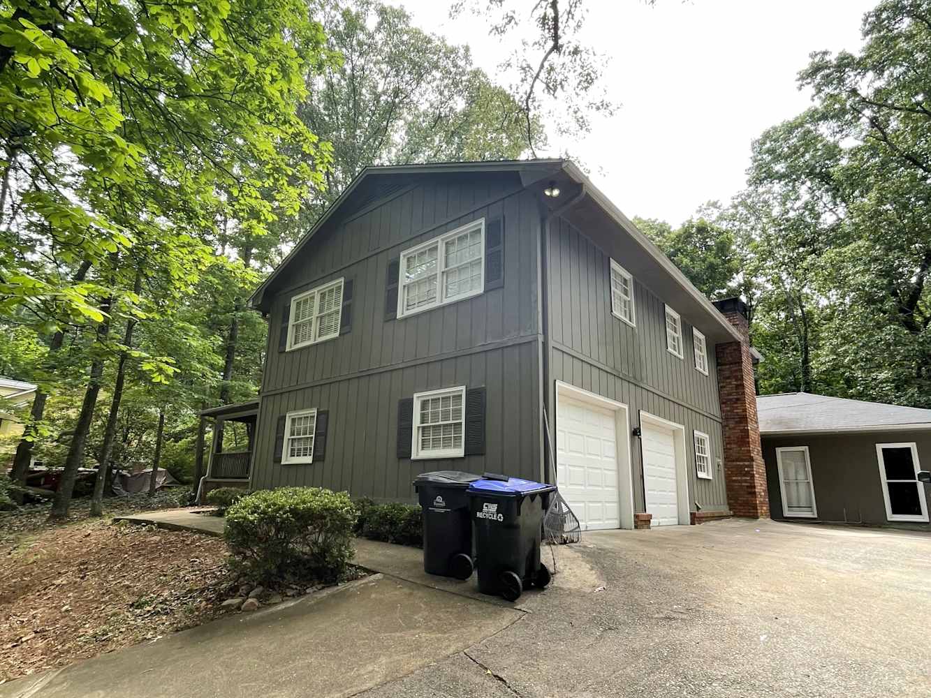 960 Hunterhill Dr photo 2