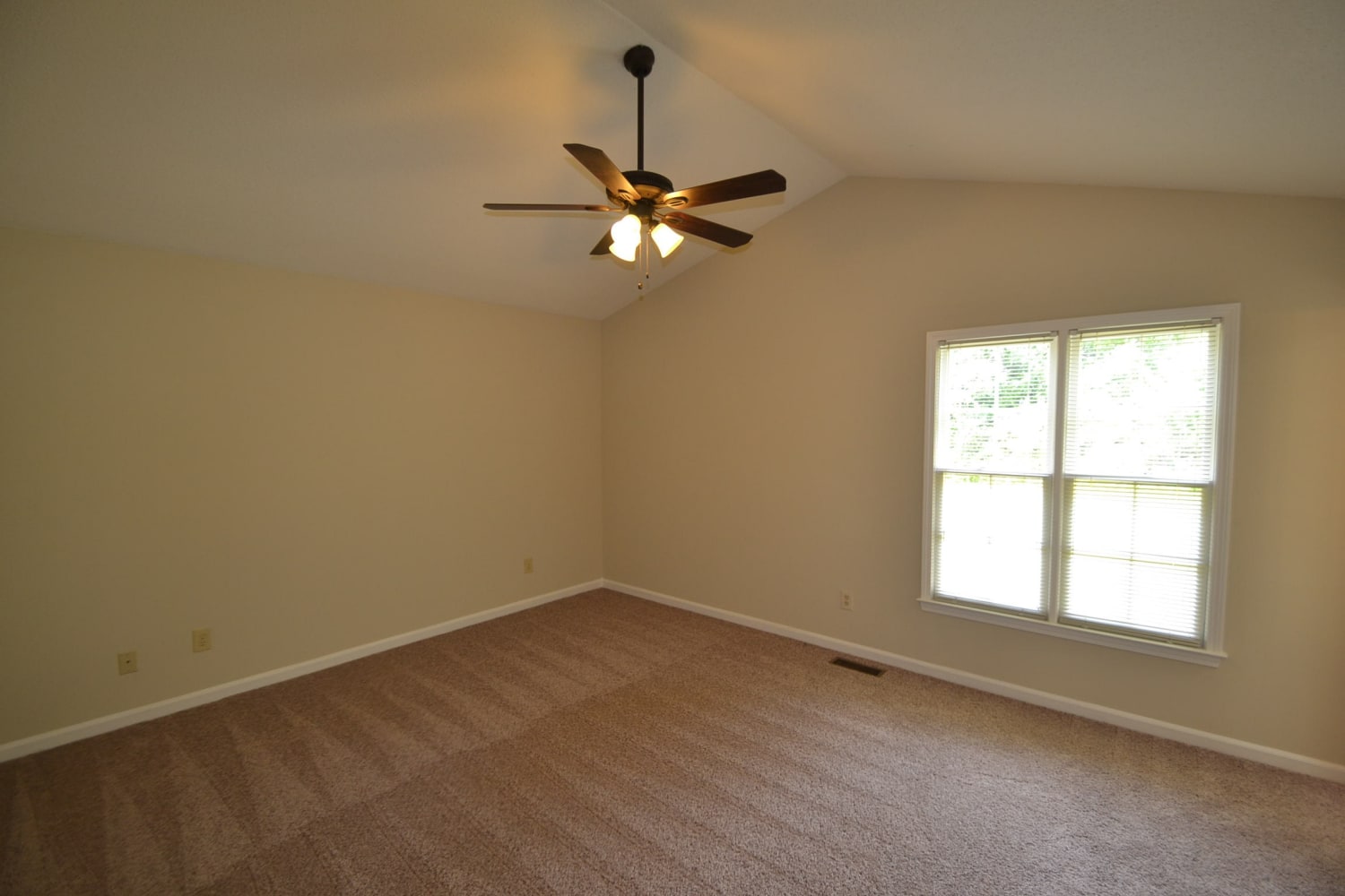 184 Nicole Dr photo 2