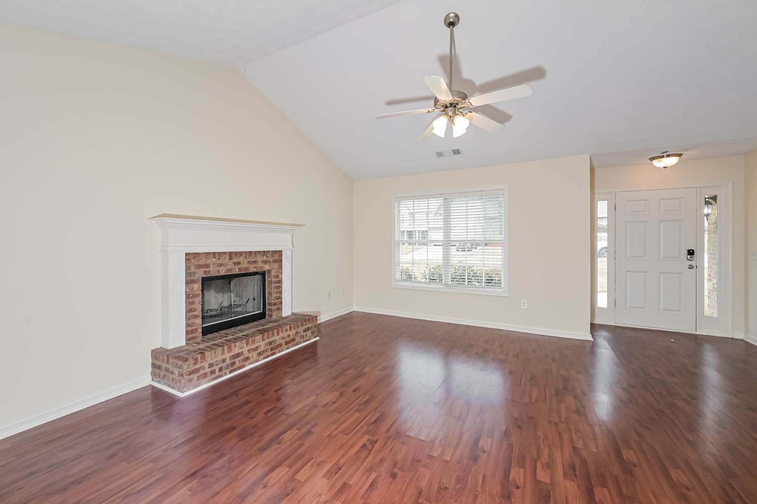 555 Wellington Ln photo 4