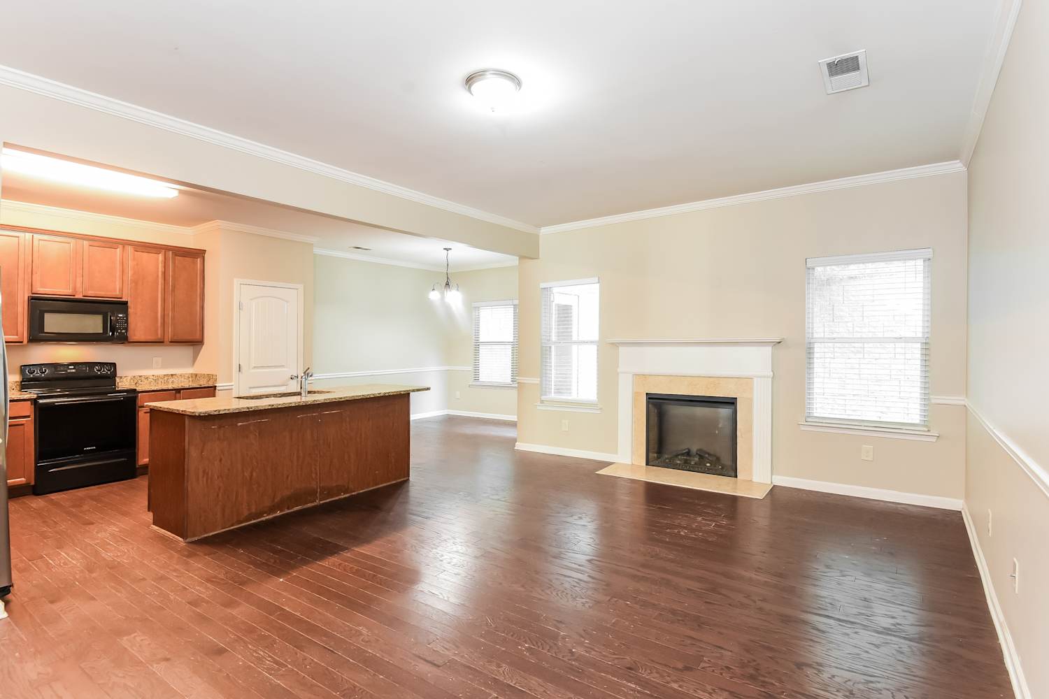 526 Crestmont Ln photo 4