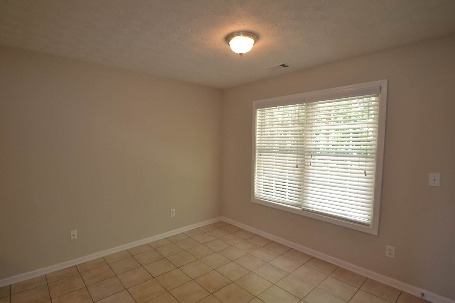 2546 Rainshower Dr photo 3