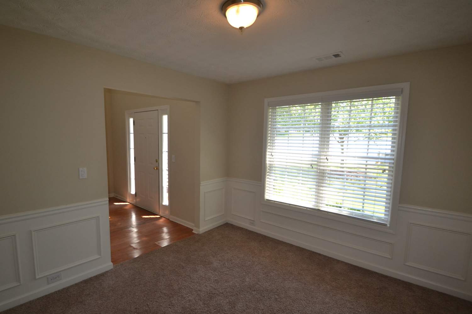 2546 Rainshower Dr photo 2