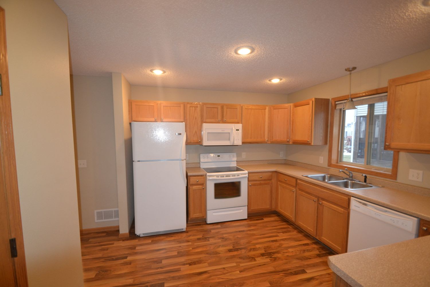 18923 Tyler St NW photo 5