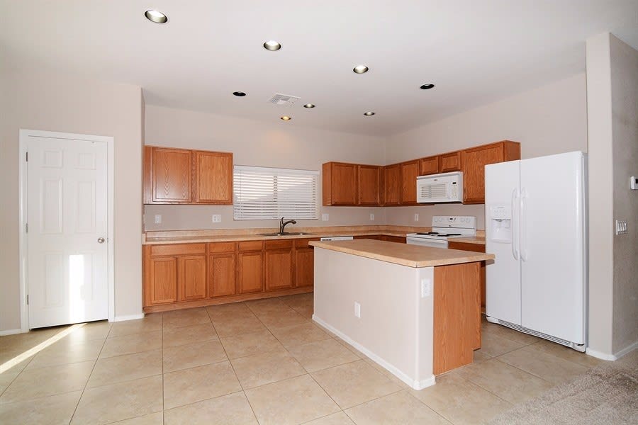 18553 W Mariposa Dr photo 5