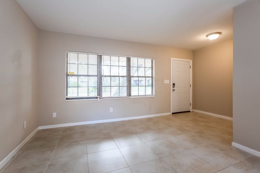 506 E Hilda Dr photo 2