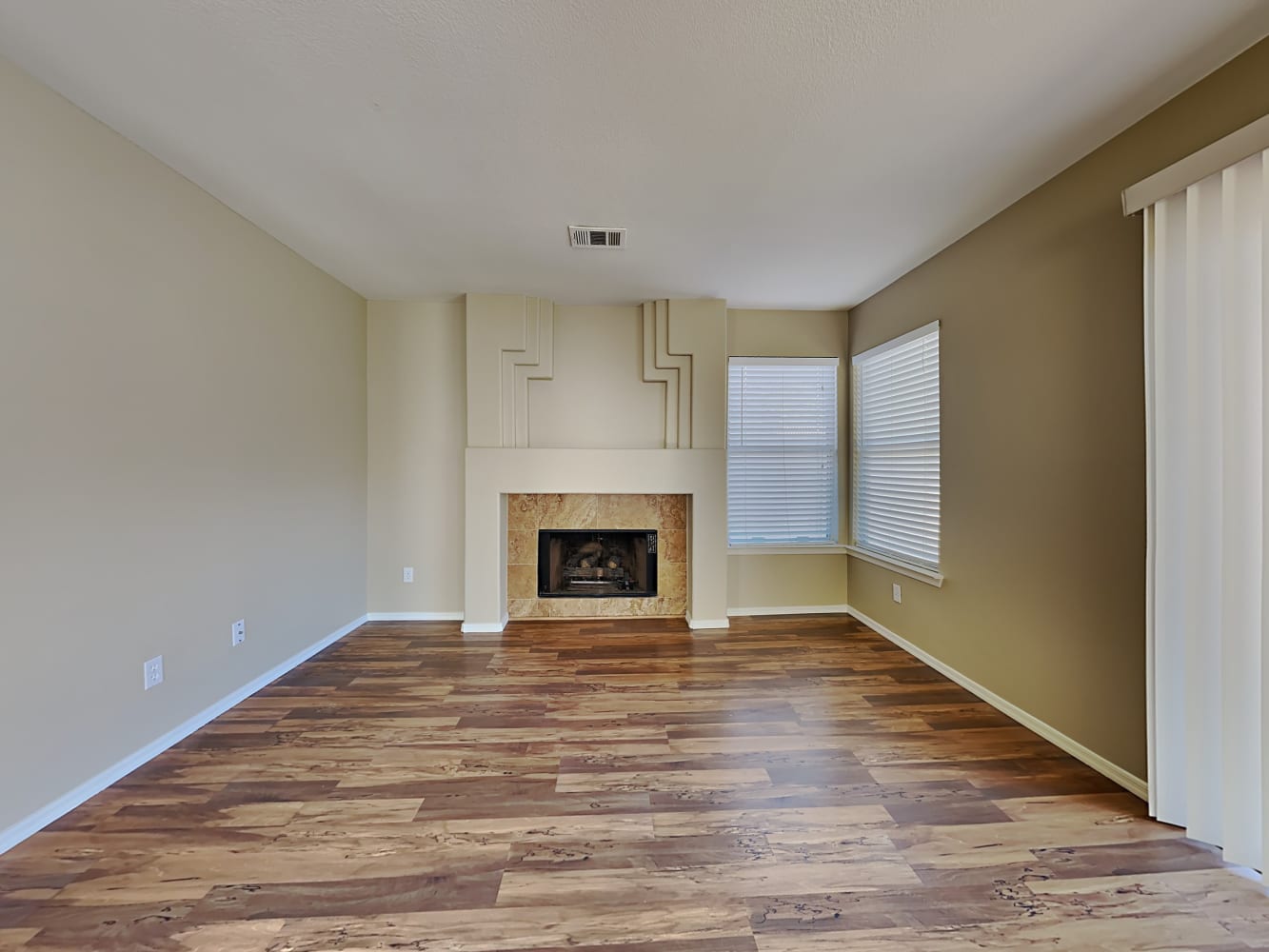 2143 Falcon Pointe Ln photo 4