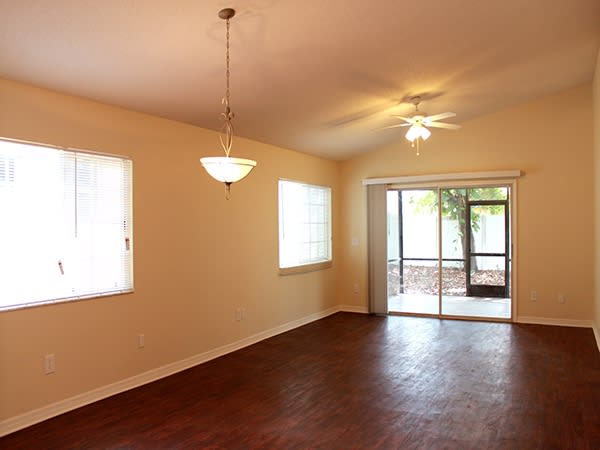 512 Harvard Pl photo 2
