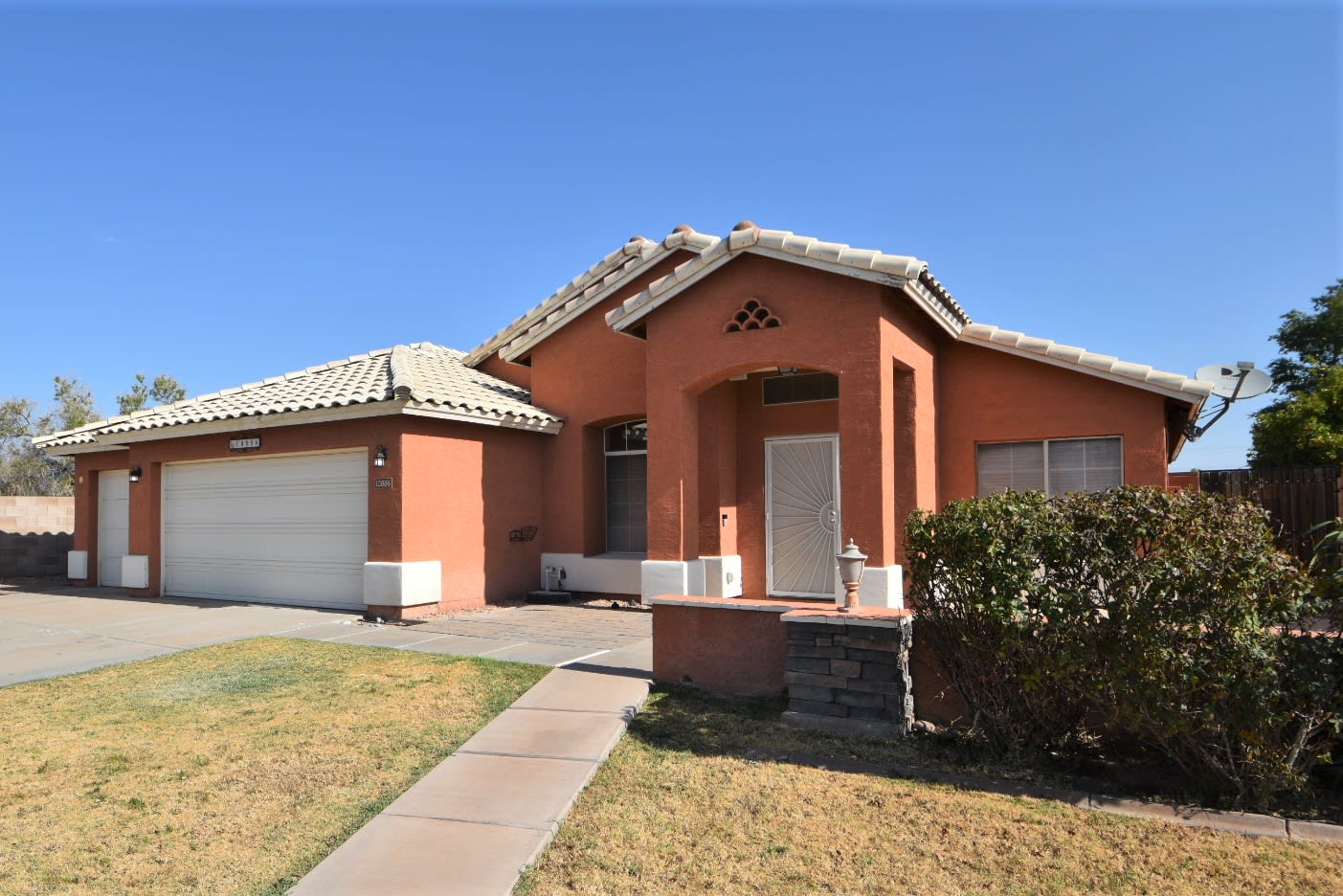 10886 W Loma Ln photo 2
