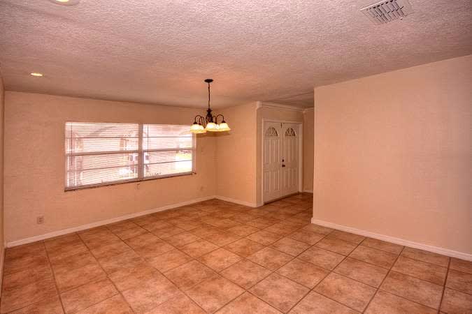 520 Mahogany Dr photo 3