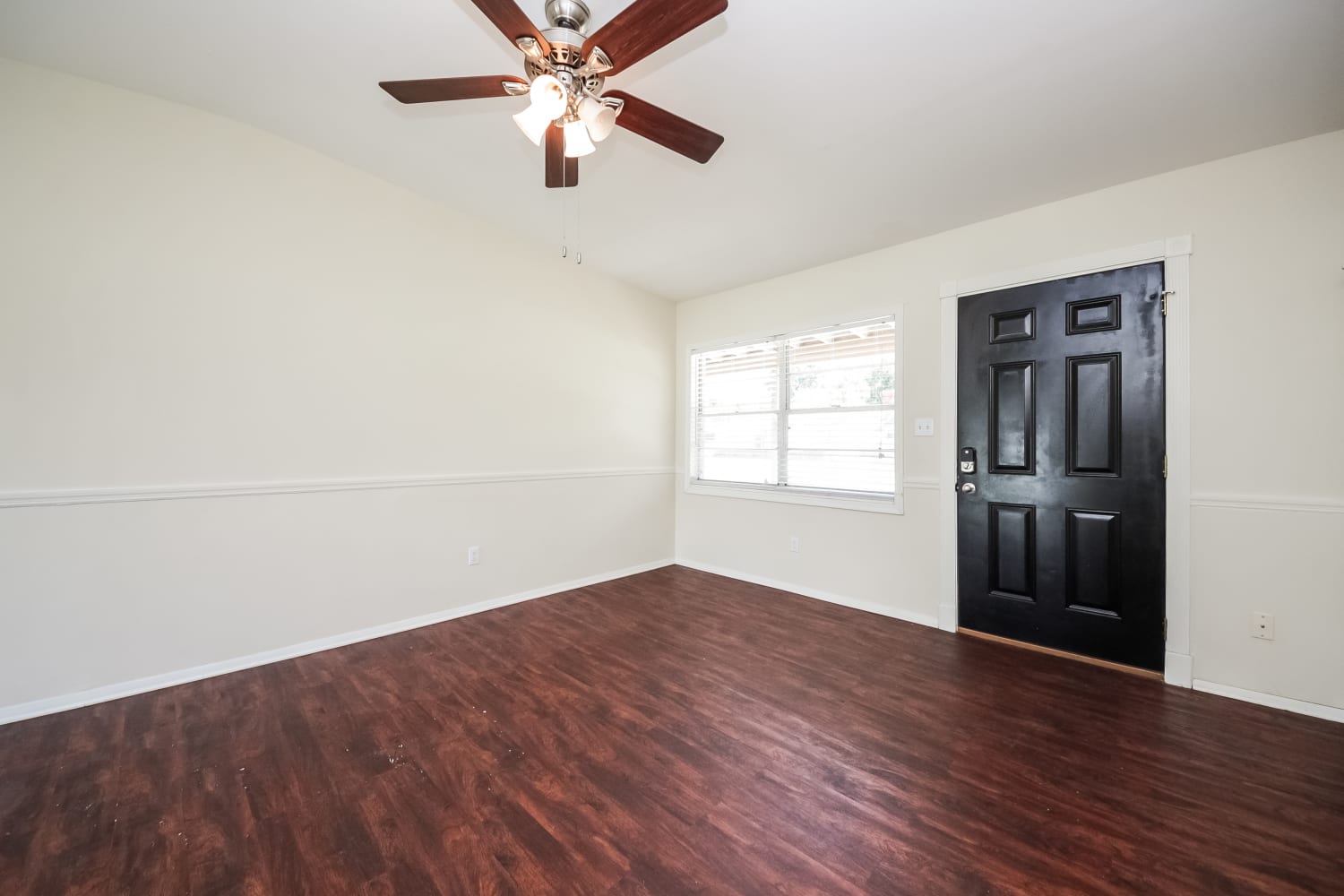 521 Iris Rd photo 4