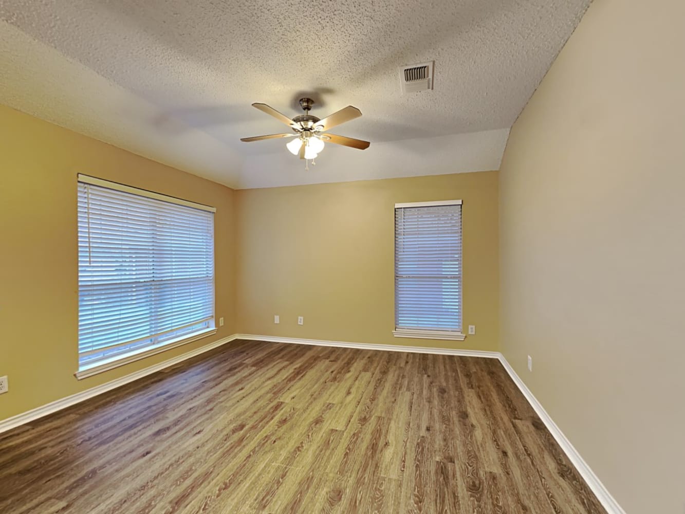 5601 Heatherglen Ter photo 3