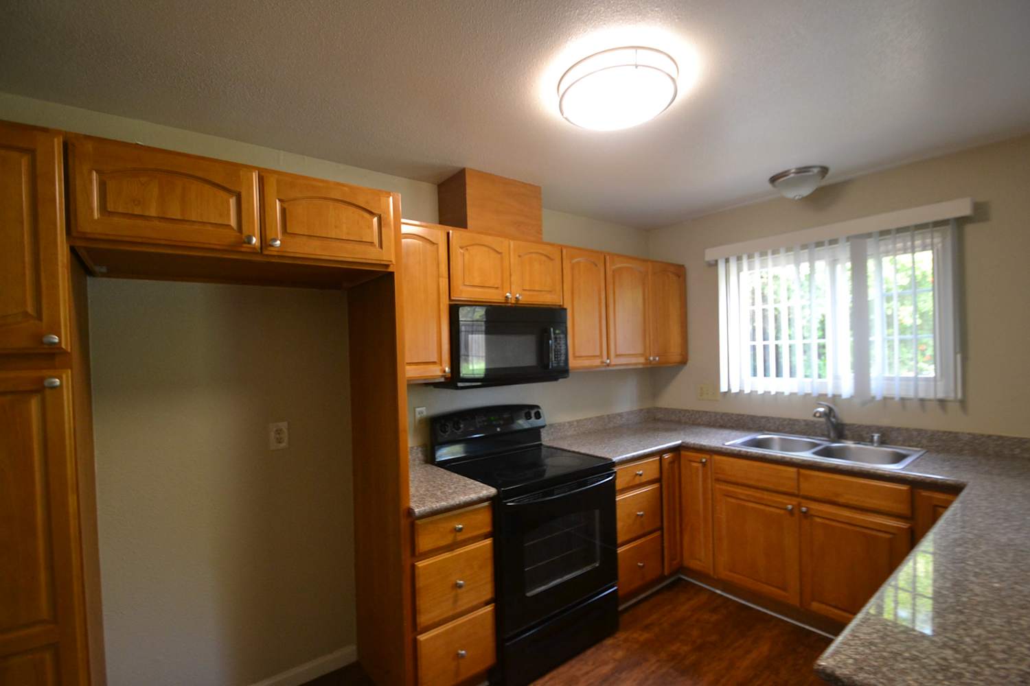 1104 Jeanne Ct photo 4