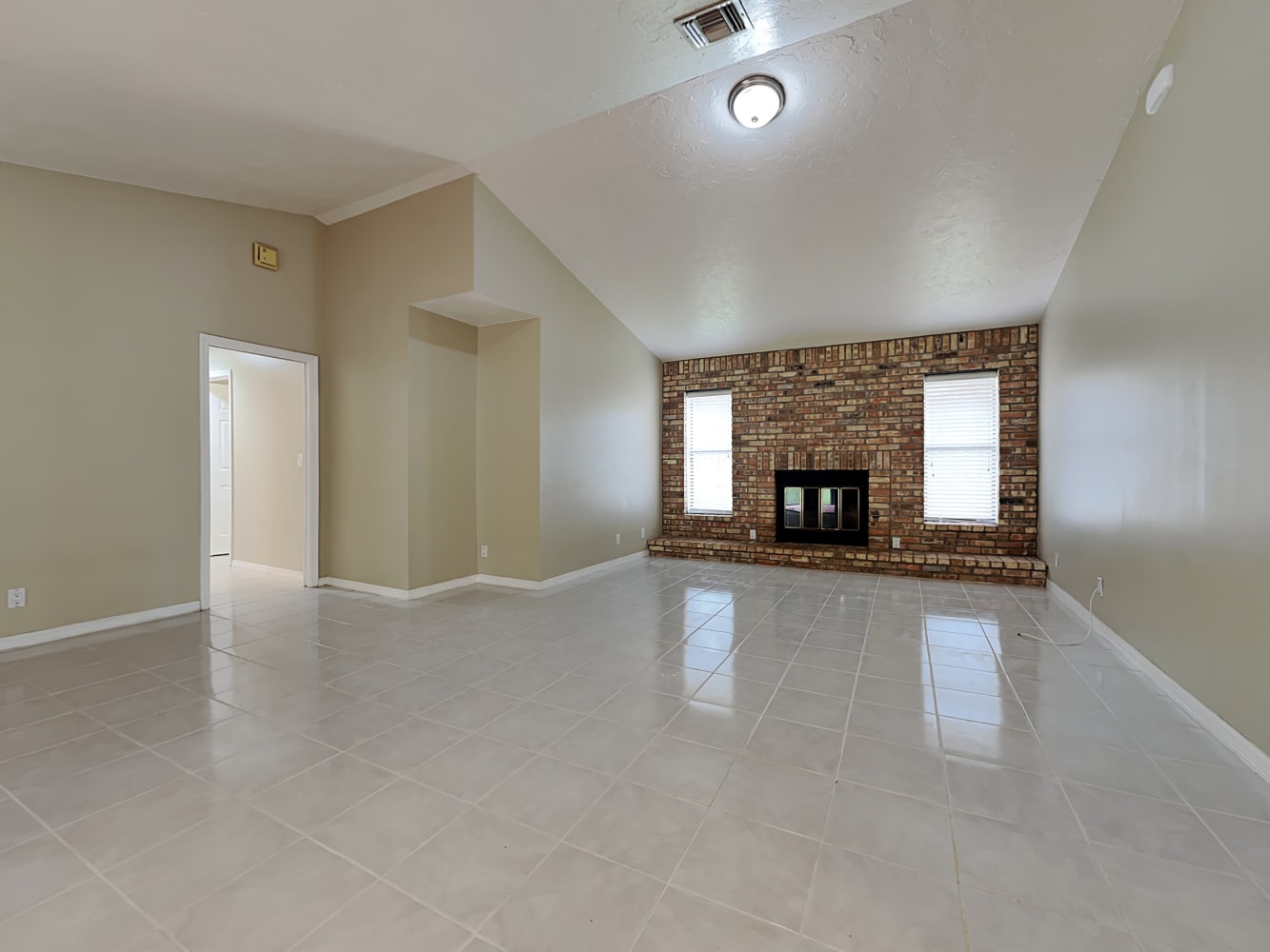 13325 Kingsbury Dr photo 4