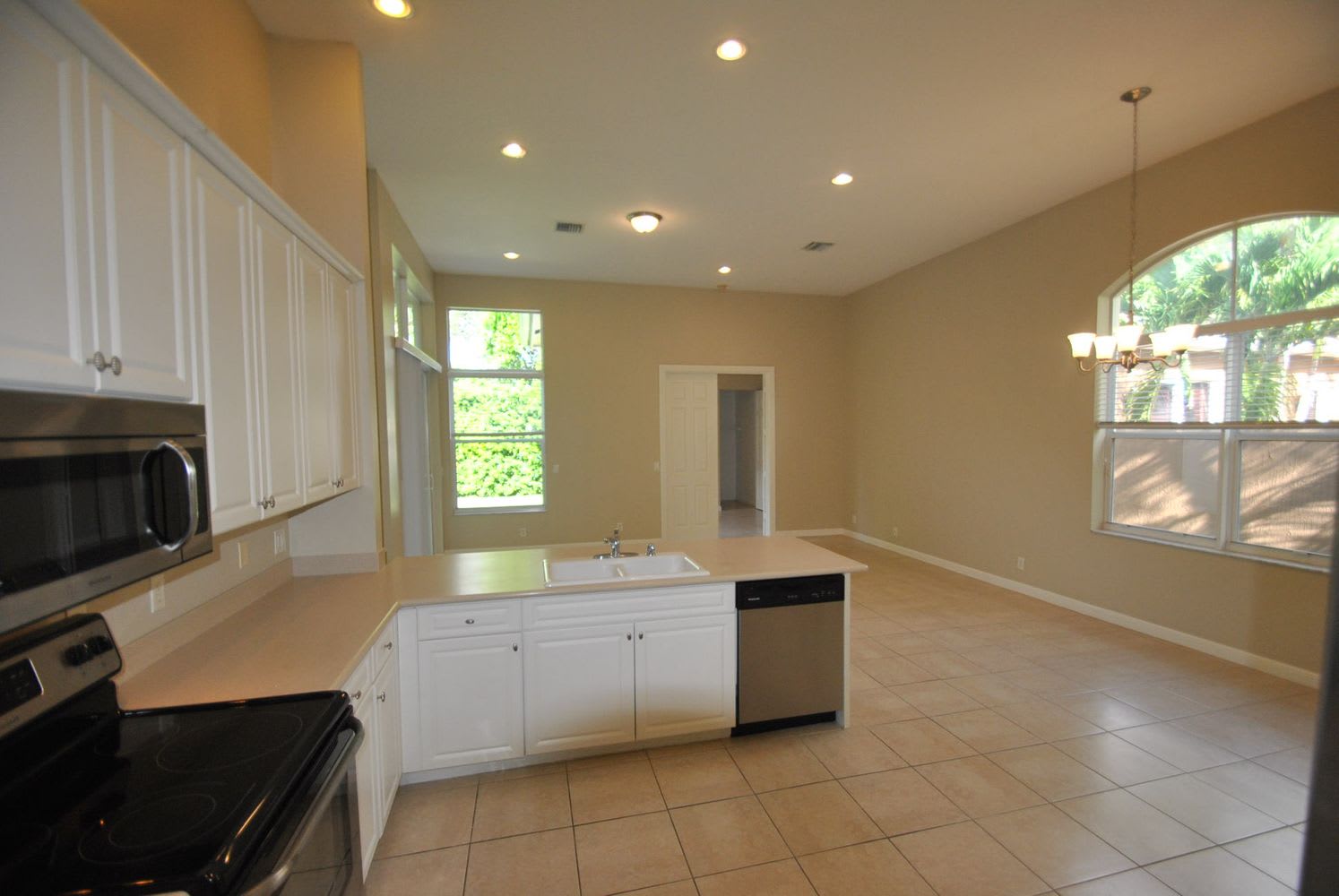 6880 Houlton Cir photo 4