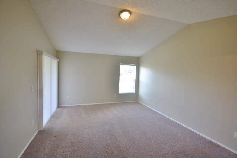 435 Country Wood Cir photo 2