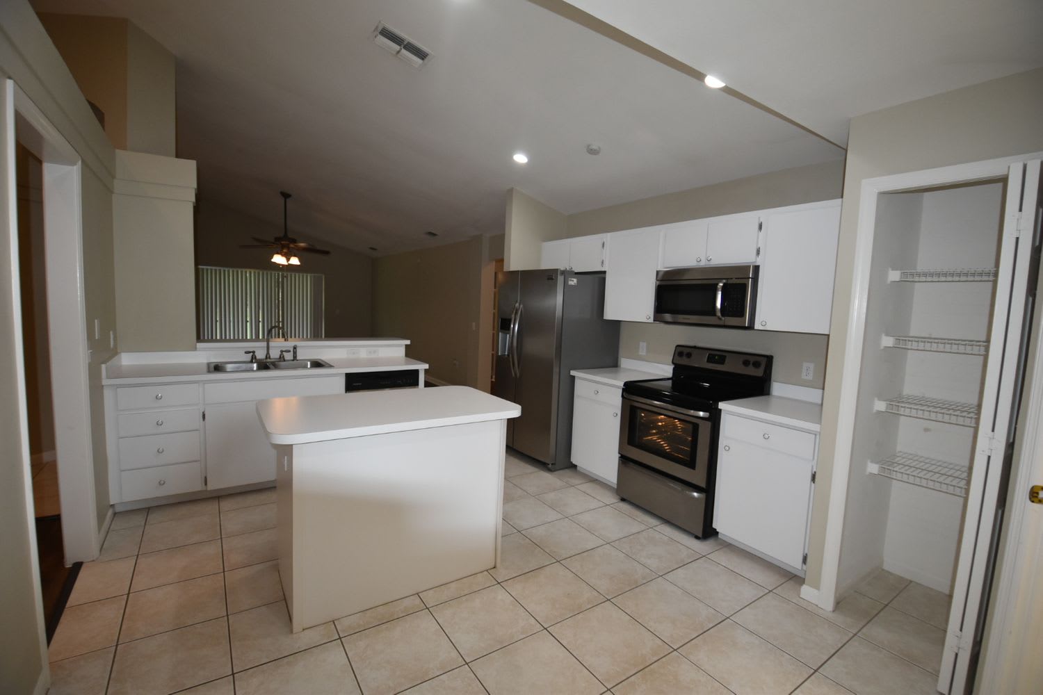 3178 Oakpark Dr photo 4