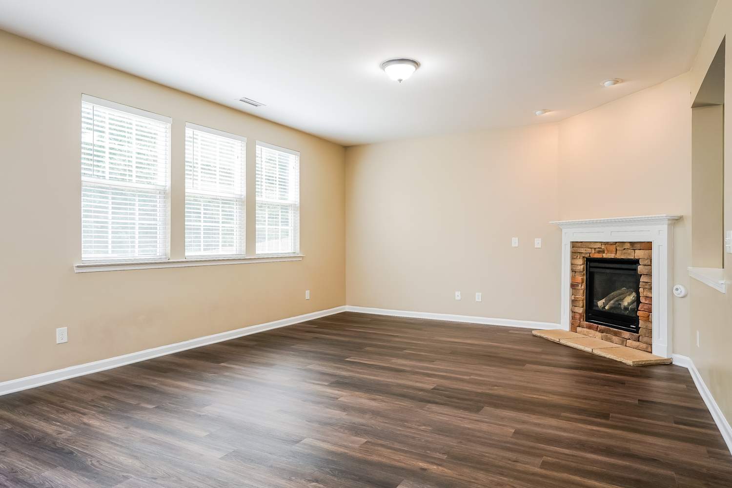 621 Ashburn Ln photo 4