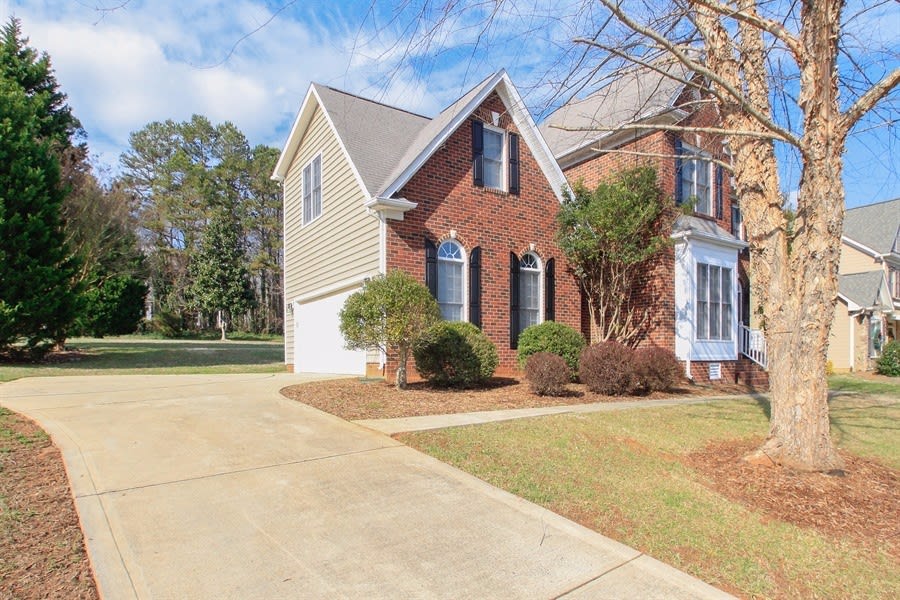 425 Hunters Point Dr photo 2