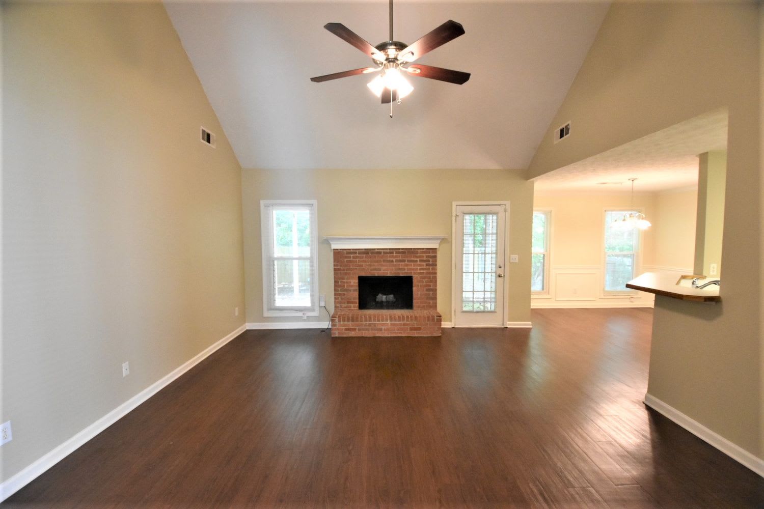 855 Simon Ive Dr photo 2