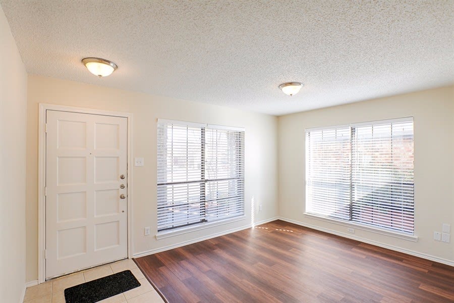 1340 Todd Dr photo 2